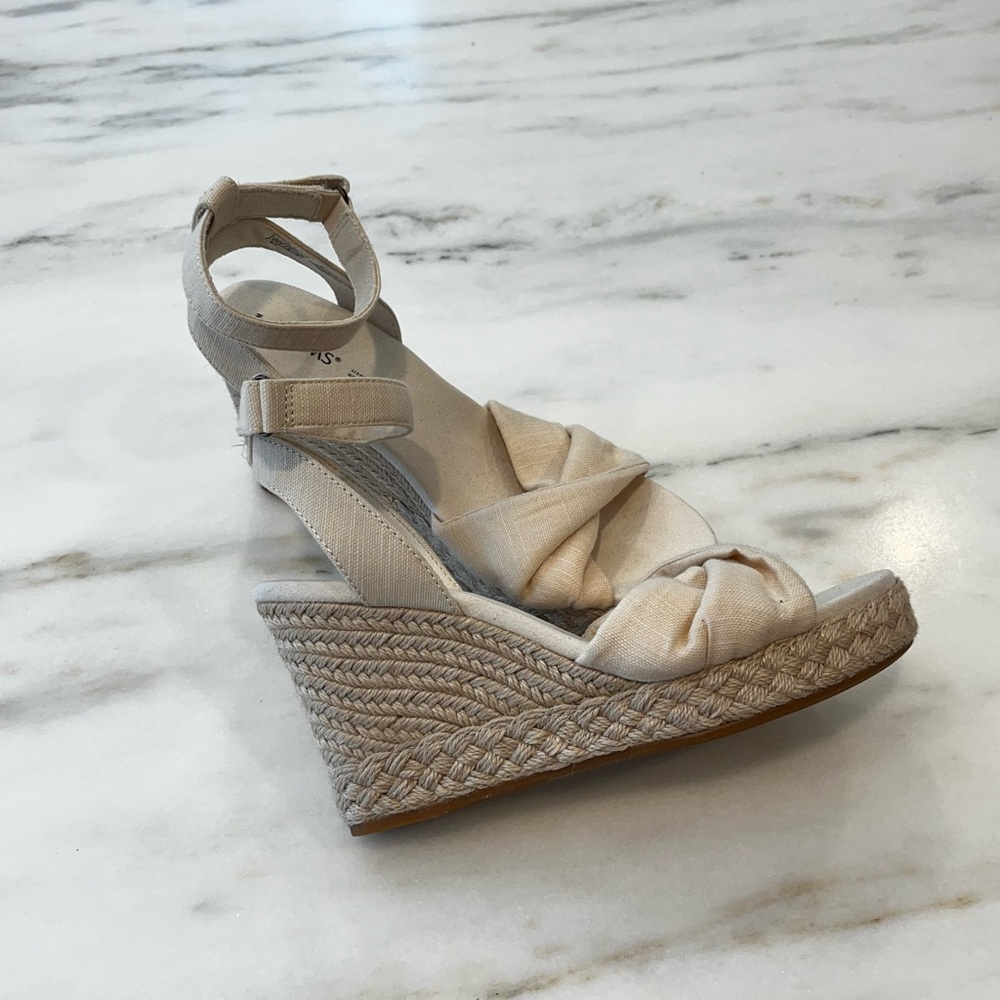 Women's Tom’s size 9 Cream Espadrille Wedge Sandals